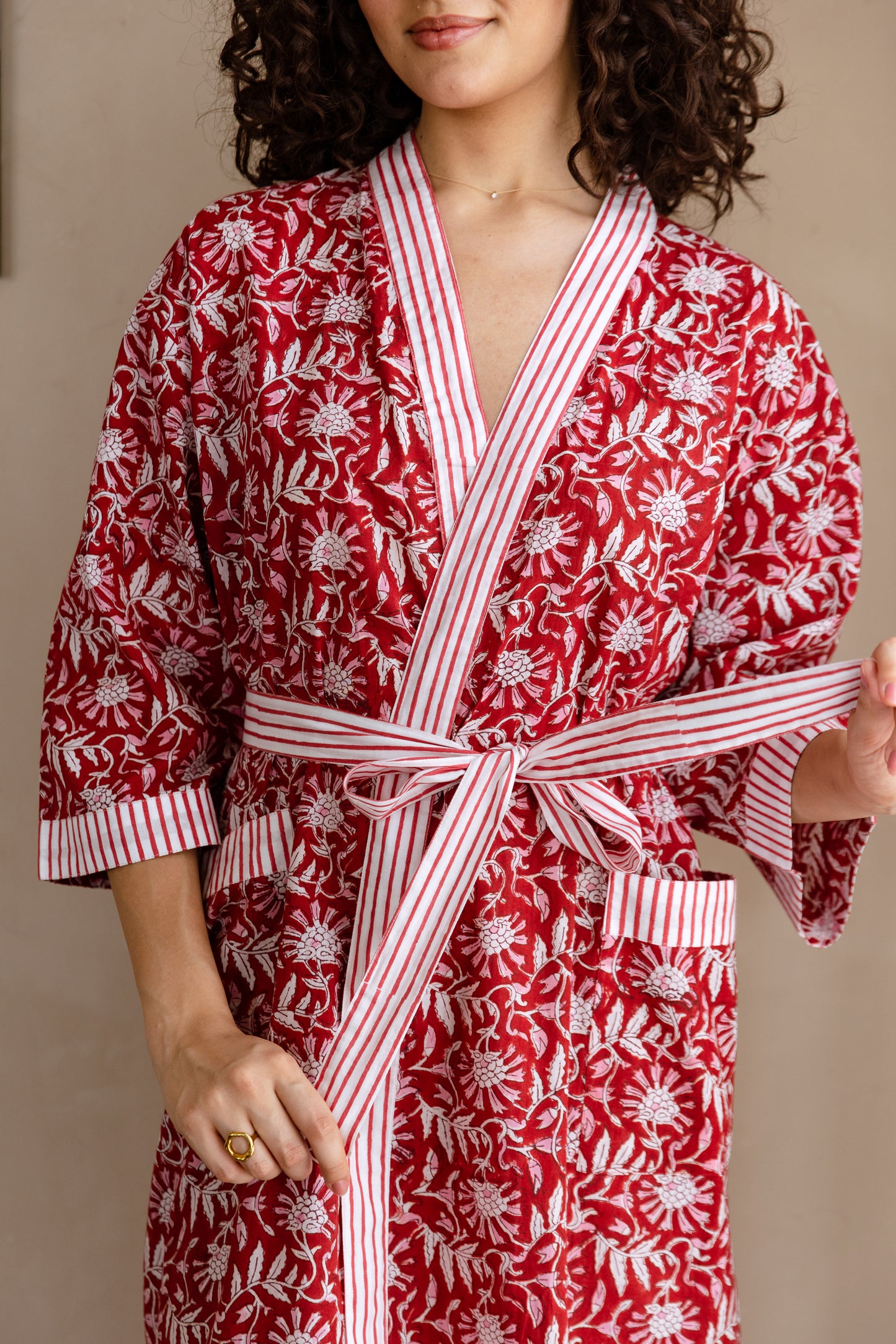 LIGHT COTTON ROBE - RED FLORAL VINE