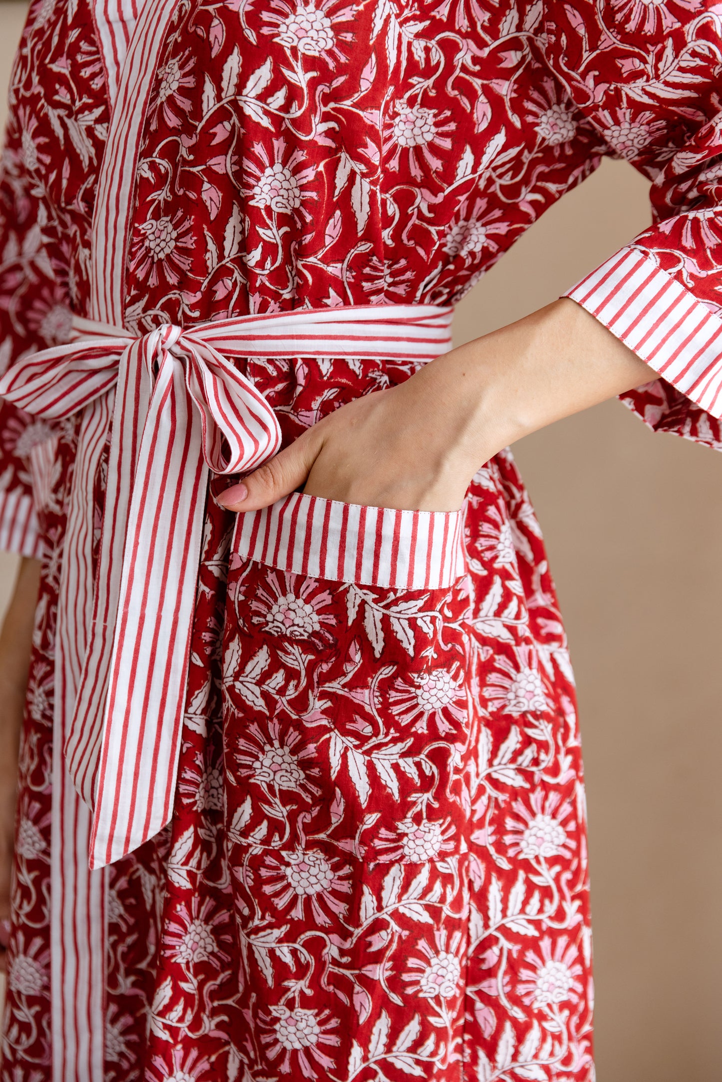 LIGHT COTTON ROBE - RED FLORAL VINE