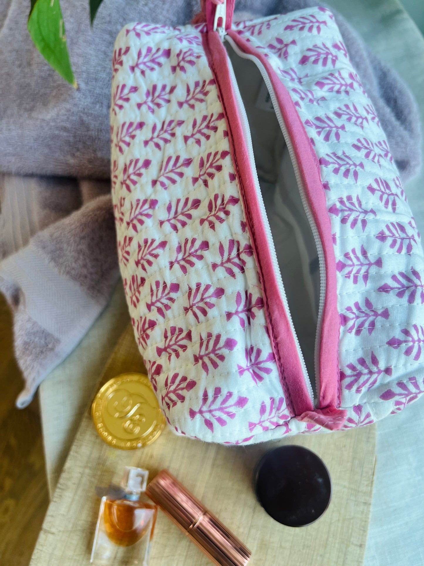 QUILTED COTTON WASH BAG - PINK BOOTI