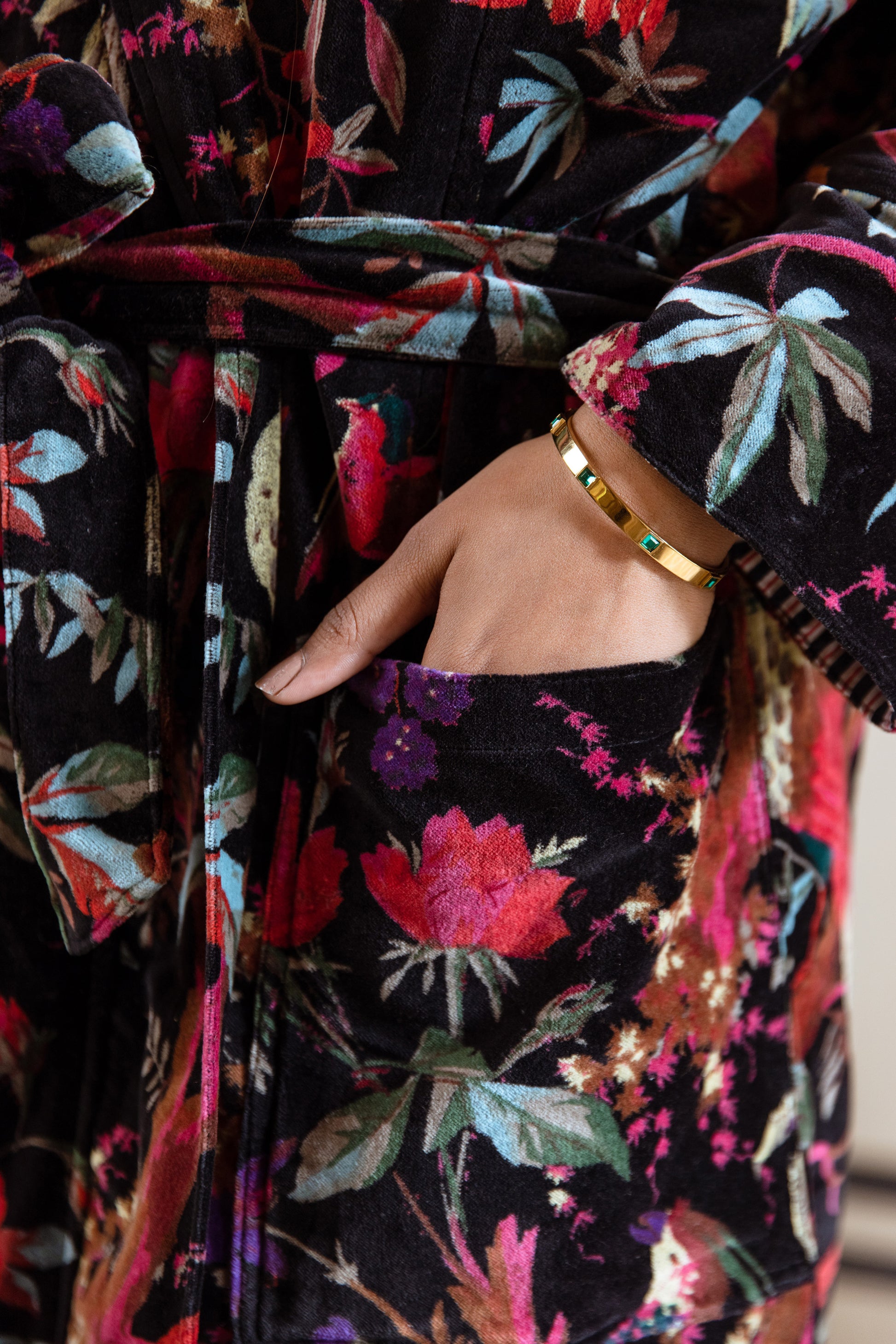 BLACK FLORAL VINE VELVET ROBE