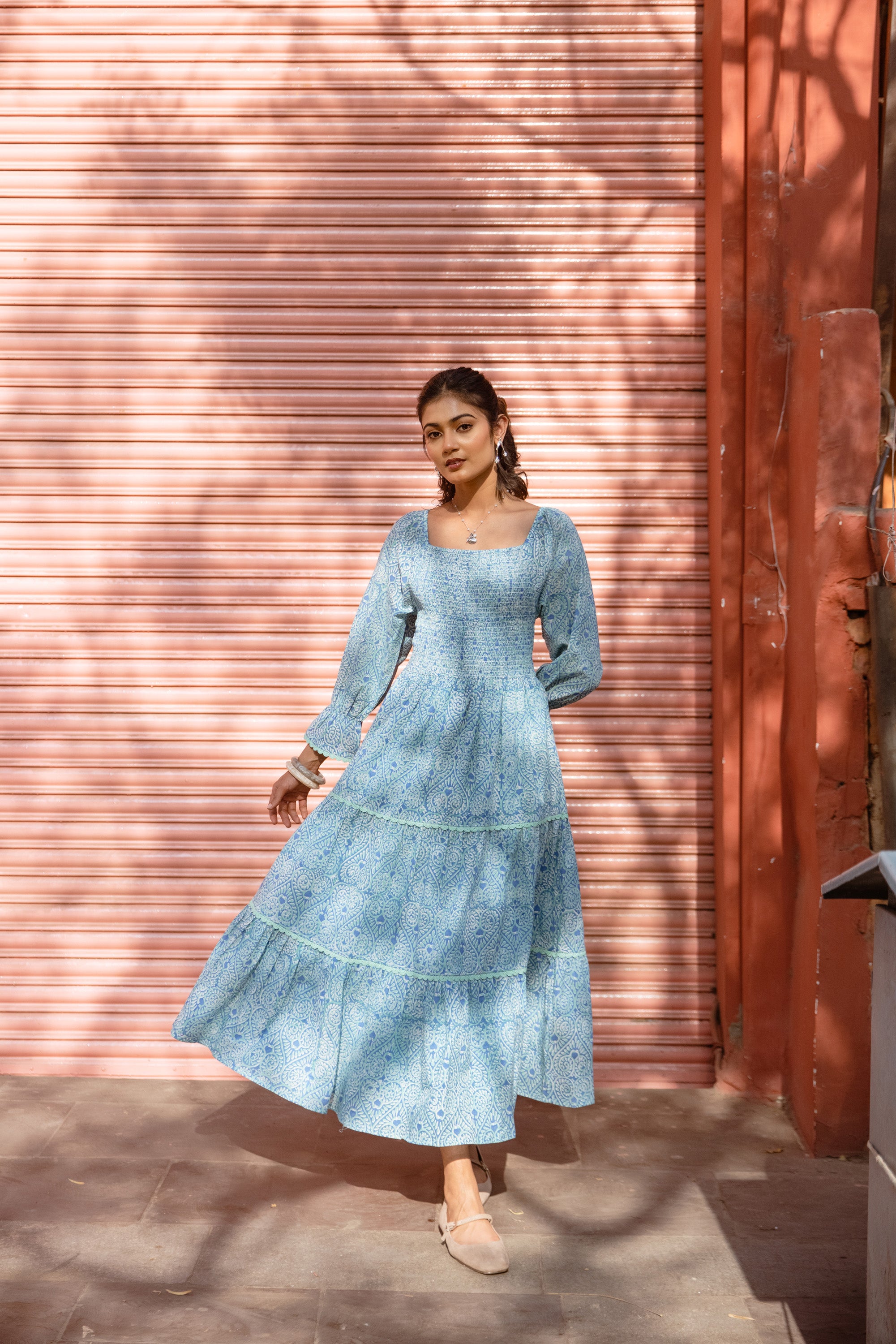 Mud Pie Abito Midi Donna In Cotone Batista – Corpetto A Smock E Volant – Taglia L – Colore Blu