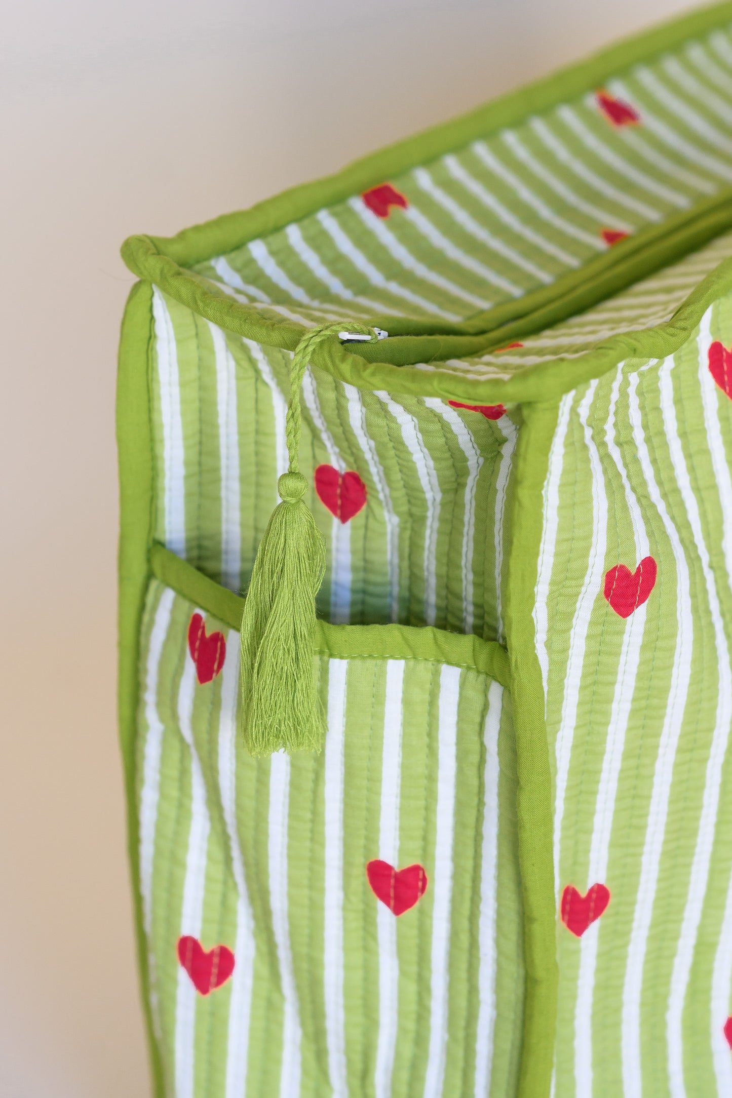 MEDIUM QUILTED TOTE BAG - CANDY HEART STRIPE
