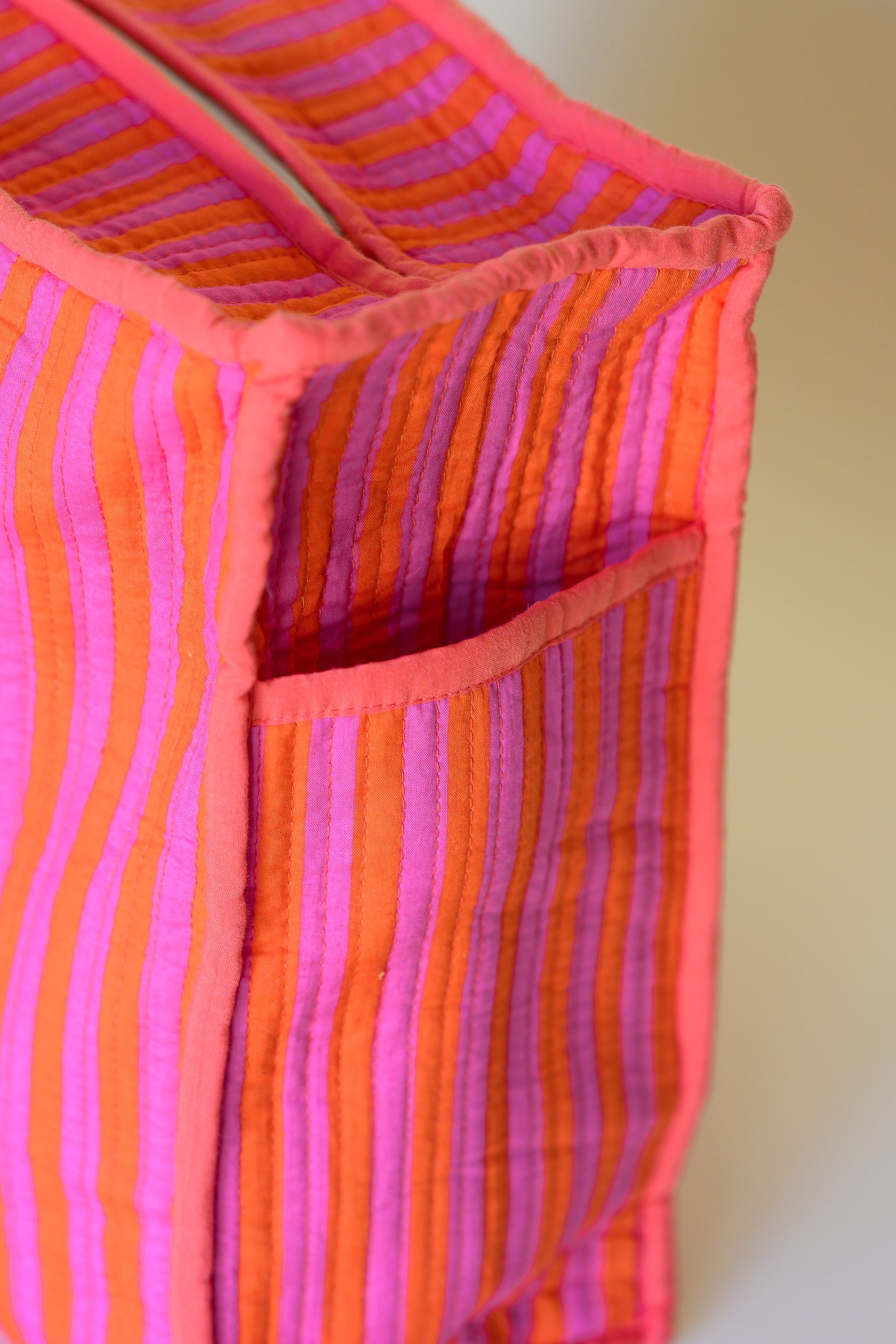 MEDIUM QUILTED TOTE BAG - SUNSET STRIPE