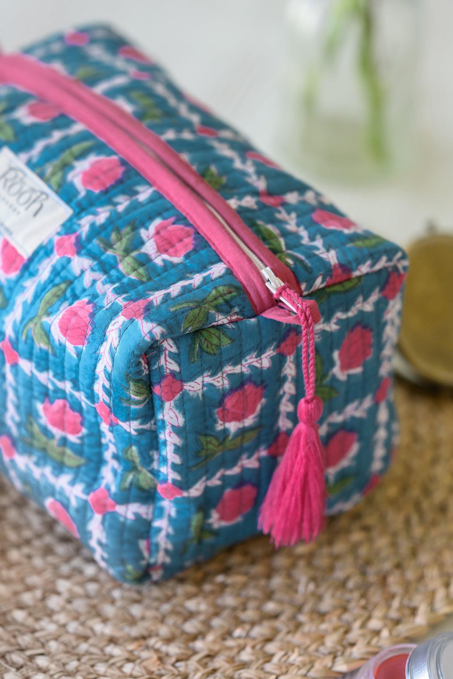 QUILTED COTTON WASH BAG  - BLUE ROSETTE